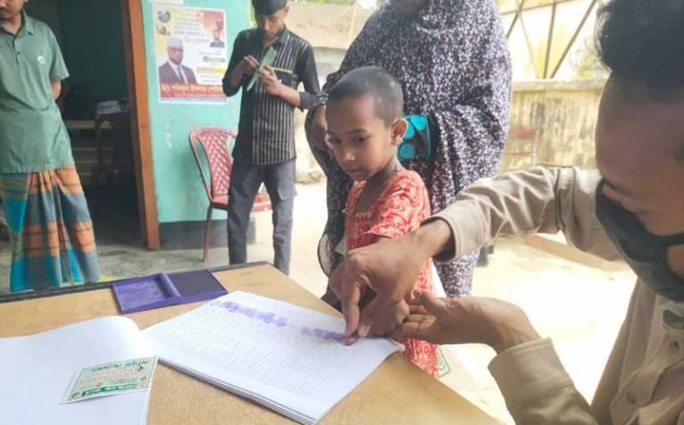 ​সরিষাবাড়ীতে অনিয়মের অভিযোগ, শিশুদের টিপসইয়ে ভিজিএফের চাল উত্তোলন