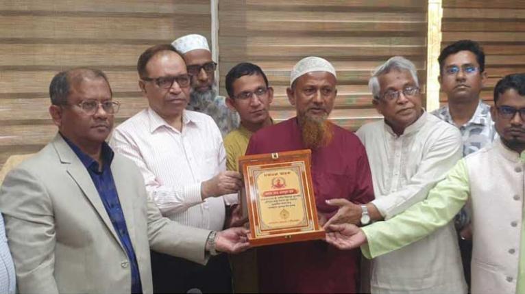 যাত্রীদের নিরাপত্তায় ভূমিকা রাখায় এনামুলকে পুরস্কৃত করল রেলওয়ে