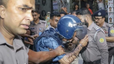 মাসুদ উদ্দিন চৌধুরীর গায়ে ময়লা পানি-পচা ডিম নিক্ষেপ