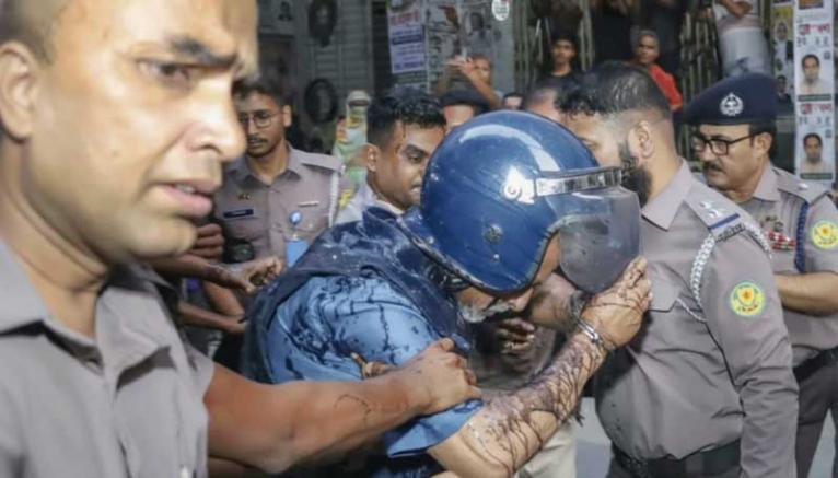 মাসুদ উদ্দিন চৌধুরীর গায়ে ময়লা পানি-পচা ডিম নিক্ষেপ