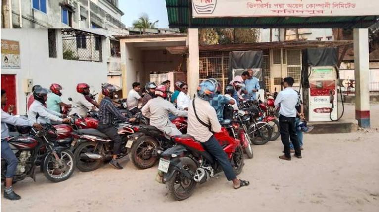 ফরিদপুরে ১০০ টাকার তেল পেতে ৩ ঘণ্টা অপেক্ষা
