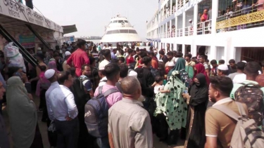 নৌপথে ঘরমুখো মানুষের ঢল, ঘাটে নামতেই পরিবহনের অভাবে ভোগান্তি