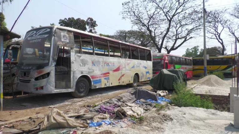 নাটোরে লক্কড়-ঝক্কড় বাসে রঙের প্রলেপ, ঈদে ফিটনেসবিহীন গাড়ি নামানোর তোড়জোড়