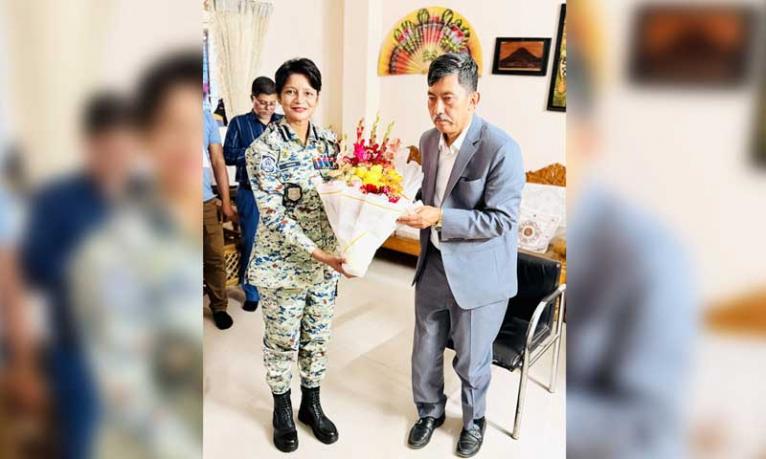 পার্বত্য চট্টগ্রাম বিষয়ক মন্ত্রীর সাথে ডিআইজি সালমা বেগমের সাক্ষাৎ
