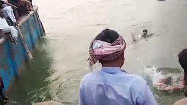 ফেরিতে ওঠার সময় নদীতে যাত্রীবাহী বাস, বহু হতাহতের শঙ্কা