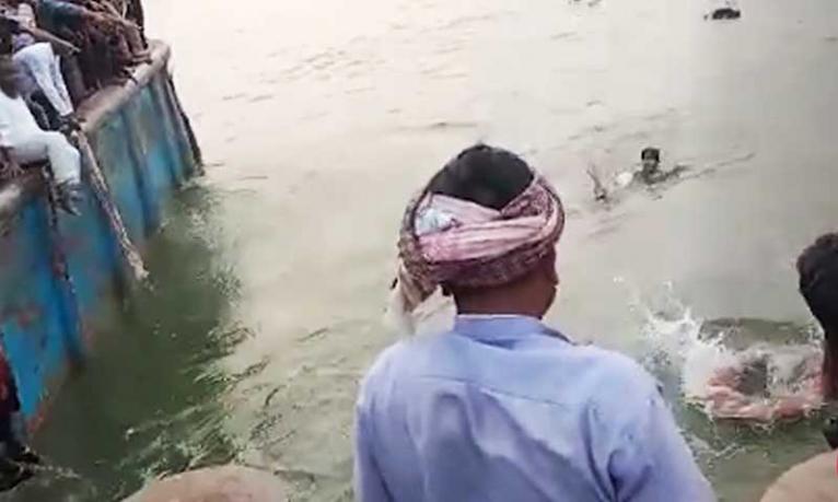 ফেরিতে ওঠার সময় নদীতে যাত্রীবাহী বাস, বহু হতাহতের শঙ্কা