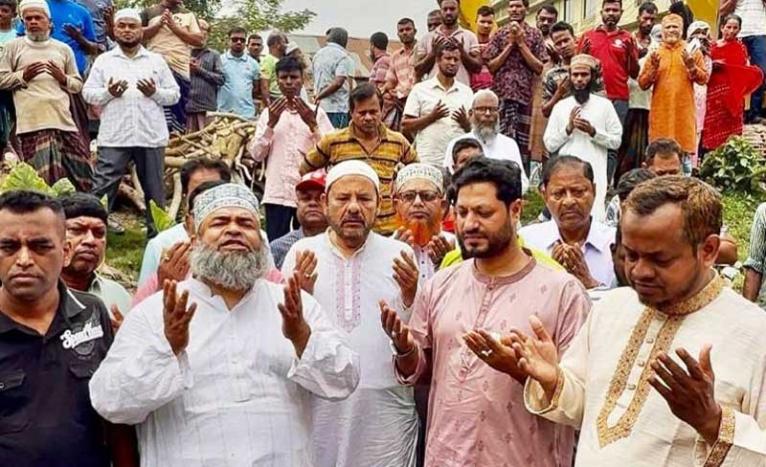 বাগেরহাটে শহর রক্ষাবাঁধের ড্রেন সচলকরণ কর্মসূচির উদ্বোধন