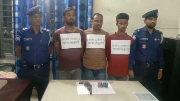 লক্ষ্মীপুরে দেশীয় অস্ত্র ও গুলিসহ ৩ ডাকাত গ্রেফতার