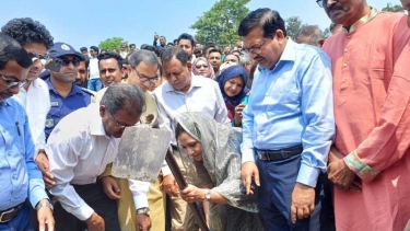 পাবনায় মাটি কেটে খাল খনন উদ্বোধন করলেন সমাজকল্যাণ প্রতিমন্ত্রী