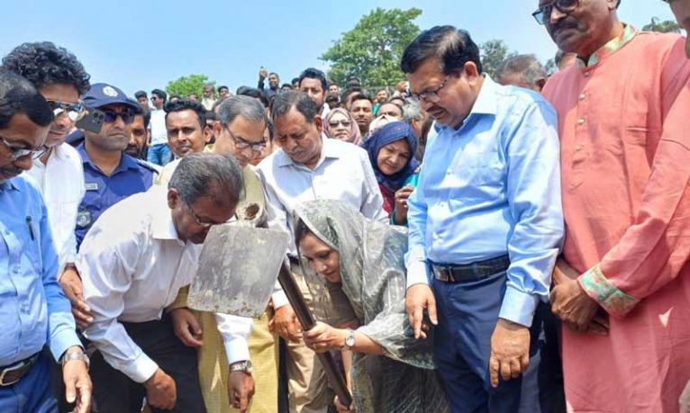 পাবনায় মাটি কেটে খাল খনন উদ্বোধন করলেন সমাজকল্যাণ প্রতিমন্ত্রী