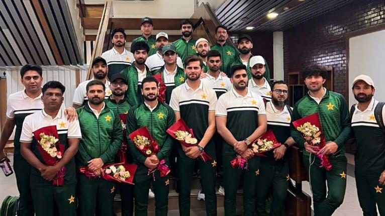 একদিন আগেই ঢাকায় হাজির পাকিস্তান ক্রিকেট দল
