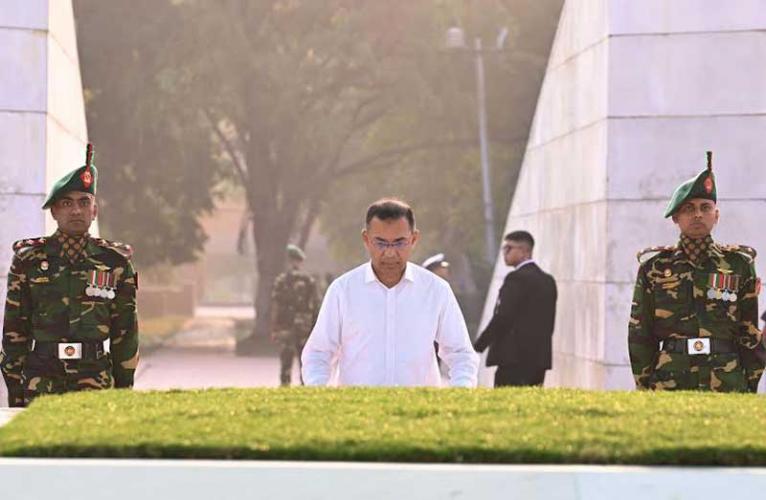 জিয়াউর রহমানের সমাধিতে প্রধানমন্ত্রীর শ্রদ্ধা নিবেদন