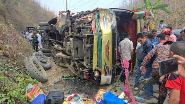 পাহাড়ে ধাক্কা খেয়ে উল্টে গেল যাত্রীবাহী বাস, আহত ১৯