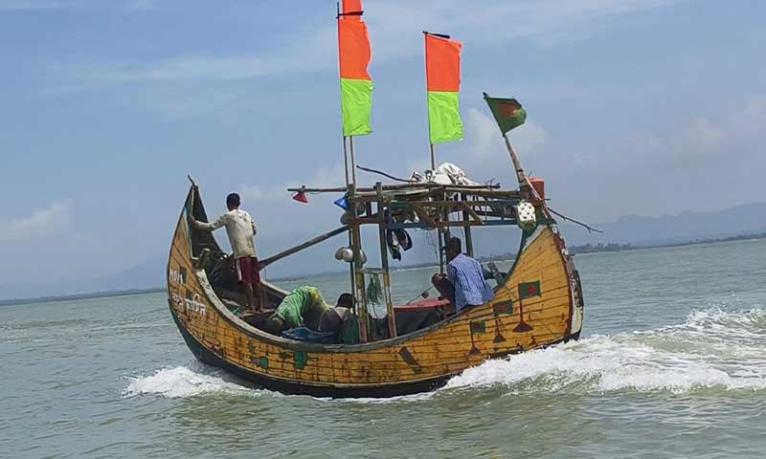 নৌকাসহ ১৩ জেলেকে ধরে নিয়ে গেছে আরাকান আর্মি