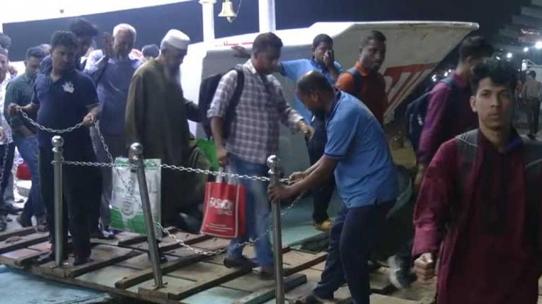 কর্মব্যস্ত ঢাকায় ফিরছে মানুষ: স্বস্তির ঈদযাত্রা শেষে রেল ও বাস টার্মিনালে ভিড়