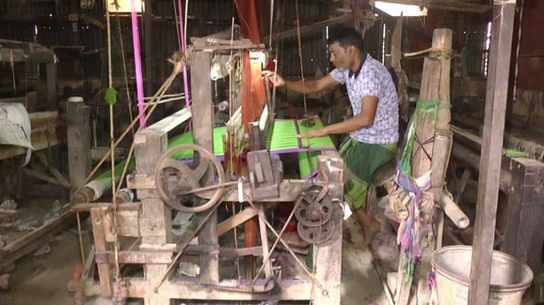 সিরাজগঞ্জের তাঁত পল্লীতে কর্মচাঞ্চল্য, ঈদের বাজার ধরতে ব্যস্ততা বেড়েছে তাঁতিদের