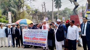 ইরানে মার্কিন-ইসরায়েল আগ্রাসন বন্ধের দাবিতে ফরিদপুরে আইনজীবীদের বিক্ষোভ