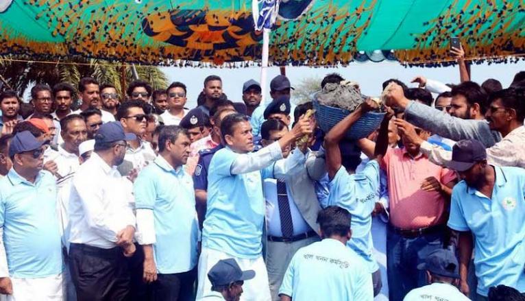 খুলনায় খাল খনন উদ্বোধন করলেন জাতীয় সংসদের হুইপ বকুল