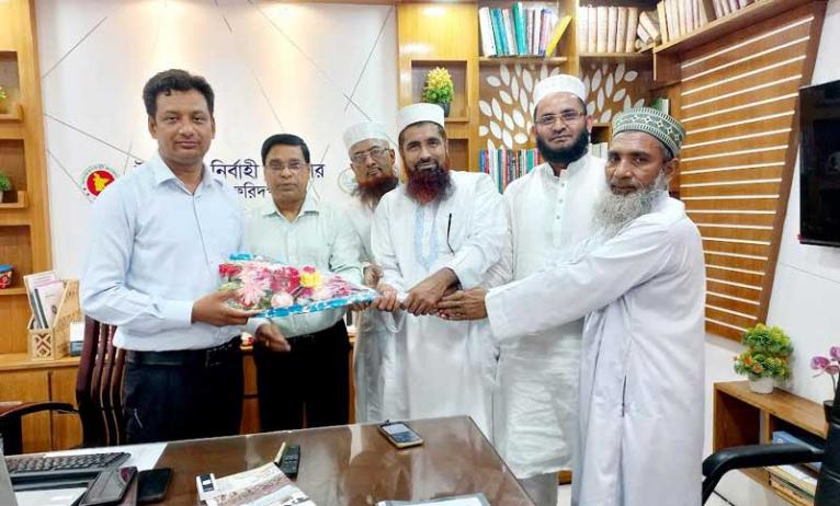 সালথায় নবাগত ইউএনওর সাথে মাদ্রাসা প্রধানদের শুভেচ্ছা বিনিময়