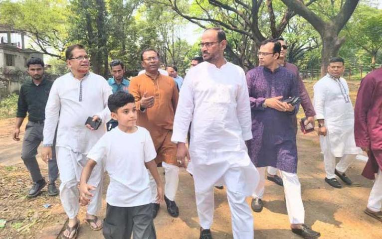 জাতীয় চিড়িয়াখানায় আকস্মিক পরিদর্শনে প্রাণিসম্পদ প্রতিমন্ত্রী