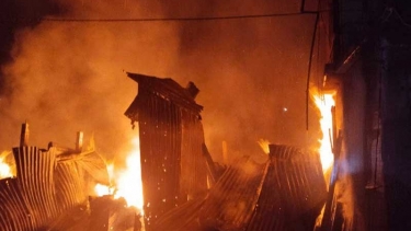 নারায়ণগঞ্জে প্লাস্টিক ও ভাঙারি দোকানে আগুন