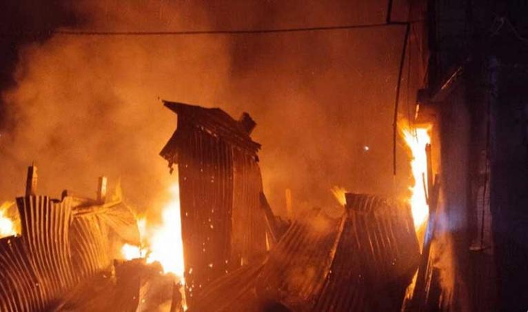 নারায়ণগঞ্জে প্লাস্টিক ও ভাঙারি দোকানে আগুন