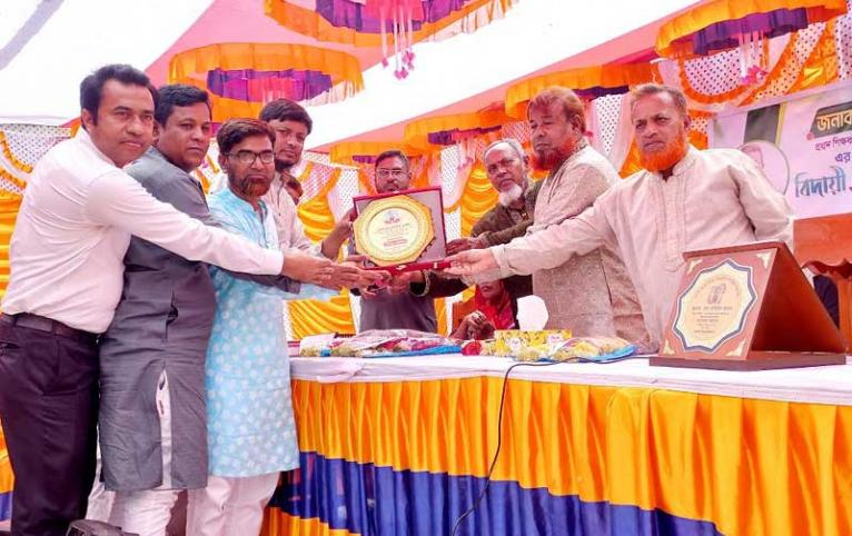 সালথায় প্রধান শিক্ষক রবিউল আলমকে বর্ণাঢ্য বিদায়ী সংবর্ধনা