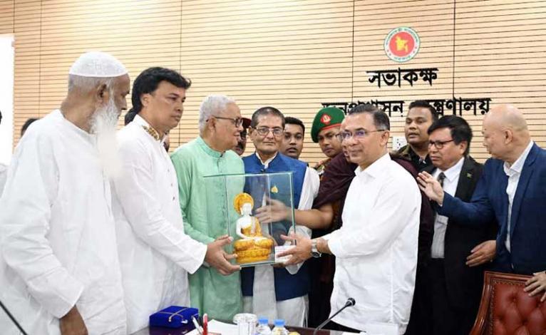 প্রধানমন্ত্রীর সঙ্গে বৌদ্ধ সম্প্রদায়ের নেতৃবৃন্দের শুভেচ্ছা বিনিময়