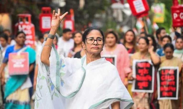 পশ্চিমবঙ্গে আবার তৃণমূল এলেও সংখ্যাগরিষ্ঠতা না পাওয়ার শঙ্কায় মমতা
