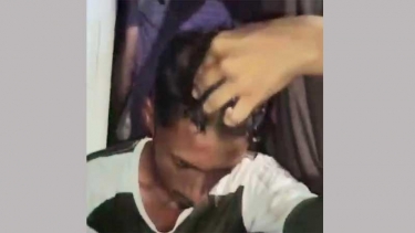 মাদক বিক্রির অভিযোগে যুবকের চুল কেটে দিল এলাকাবাসী