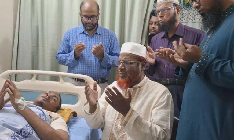 আহত শিক্ষার্থী আশরাফুলকে দেখতে হাসপাতালে গোলাম পরওয়ার
