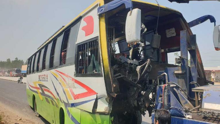 সিরাজগঞ্জে রোড ডিভাইডারের সঙ্গে বাসের ধাক্কা, নিহত ৩