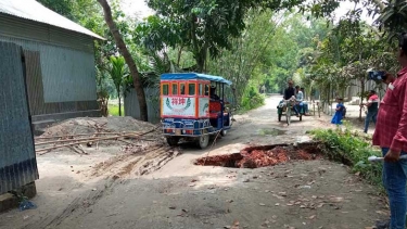 ​সরিষাবাড়ীর বীর বরবাড়িয়া সড়ক এখন ‘মরণ ফাঁদ’, চরম দুর্ভোগে এলাকাবাসী