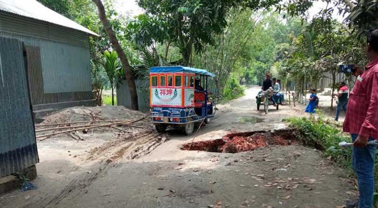 ​সরিষাবাড়ীর বীর বরবাড়িয়া সড়ক এখন ‘মরণ ফাঁদ’, চরম দুর্ভোগে এলাকাবাসী