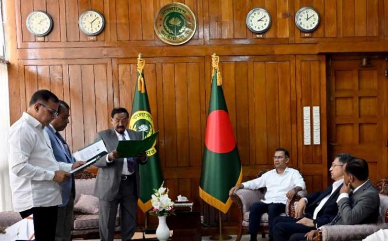 নবনির্বাচিত দুইজন সংসদ-সদস্যের শপথ পাঠ করান স্পীকার