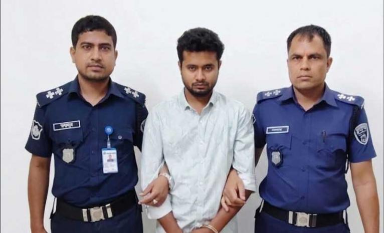 কনটেন্ট ক্রিয়েটরের আড়ালে ‘তান্ত্রিক’ প্রতারণা, স্বর্ণালঙ্কার ও আইফোনসহ আটক মনির