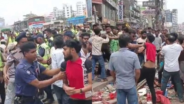 নারায়ণগঞ্জে উচ্ছেদ অভিযানে দুই গ্রুপের সংঘর্ষ, পুলিশের লাঠিচার্জ