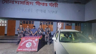 চাঁপাইনবাবগঞ্জ সীমান্তে প্রাইভেট কারে ফেনসিডিল নিয়ে যাওয়ার সময় যুবক আটক