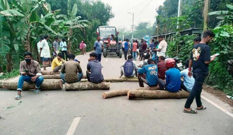 ইসলামপুরে বিক্ষুব্ধ চালকদের সড়ক অবরোধ, চরম ভোগান্তি