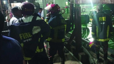 ফতুল্লা মেঘনা পেট্রোলিয়ামের জেটিতে আগুন, বড় দুর্ঘটনা থেকে রক্ষা