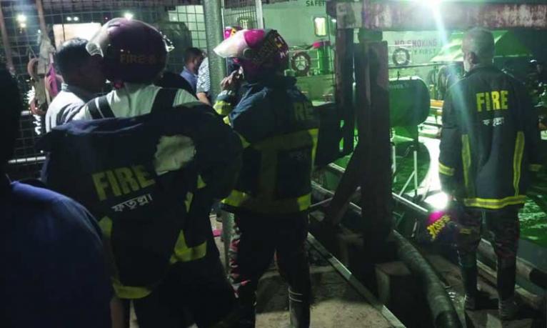 ফতুল্লা মেঘনা পেট্রোলিয়ামের জেটিতে আগুন, বড় দুর্ঘটনা থেকে রক্ষা