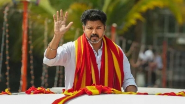 ভোটের ময়দানে প্রথম নির্বাচনেই বাজিমাত থালাপতি বিজয়