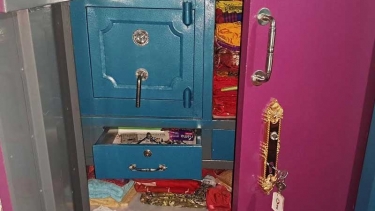 গভীর রাতে নগদ টাকা ও স্বর্ণালংকার লুট