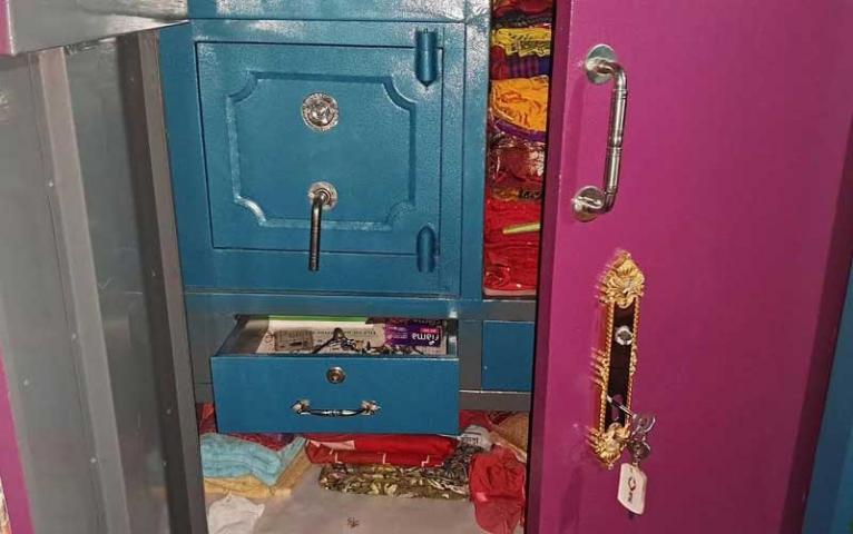 গভীর রাতে নগদ টাকা ও স্বর্ণালংকার লুট