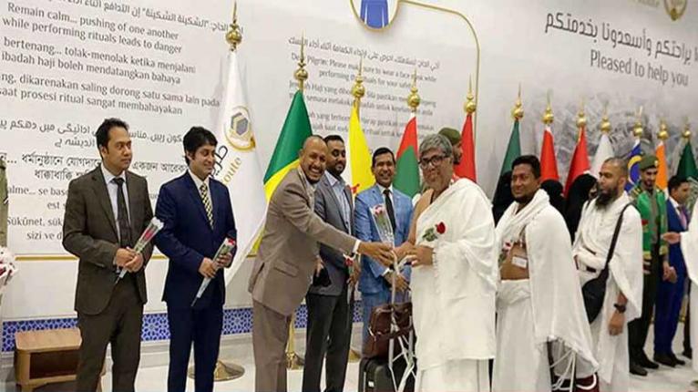 বাংলাদেশের প্রথম হজ ফ্লাইট সৌদি আরব পৌঁছেছে