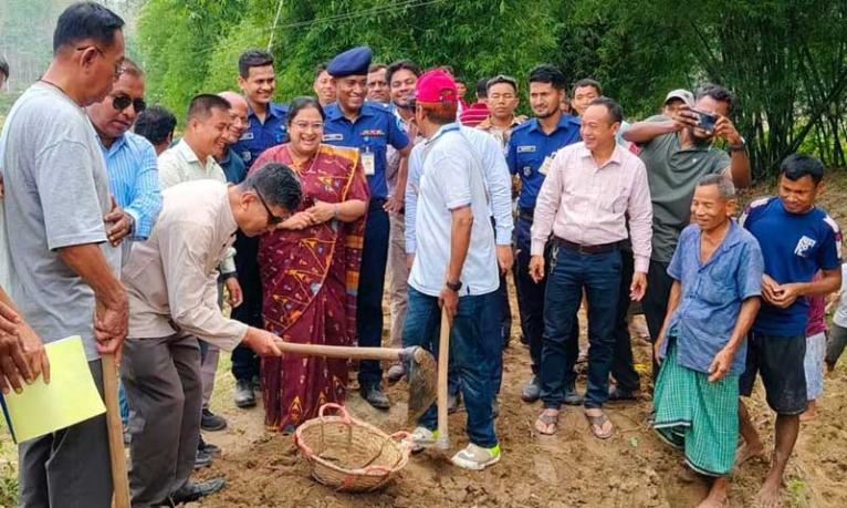 আ. লীগ আমলে অনেক খাল ভরাট হয়ে গেছে : পার্বত্যমন্ত্রী