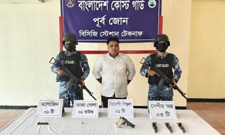 টেকনাফে বিদেশি পিস্তলসহ ‘ডন রাসেল’ আটক