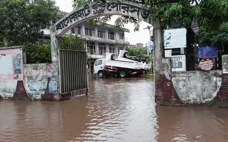বাগেরহাটে টানা বৃষ্টিতে জলাবদ্ধতা, ভোগান্তিতে জনজীবন