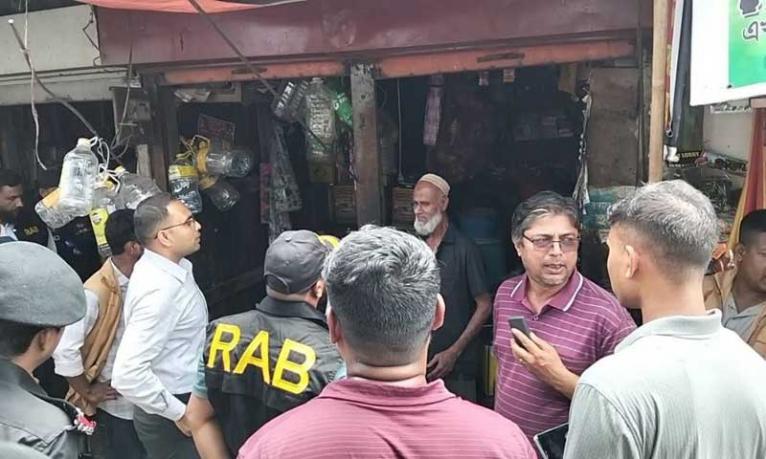 বরিশালে তেল মজুদ করার অপরাধে ২ ব্যবসায়ীকে জরিমানা