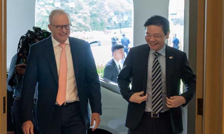 জ্বালানি নিরাপত্তা নিয়ে আলোচনায় সিঙ্গাপুরে অস্ট্রেলিয়ার প্রধানমন্ত্রী